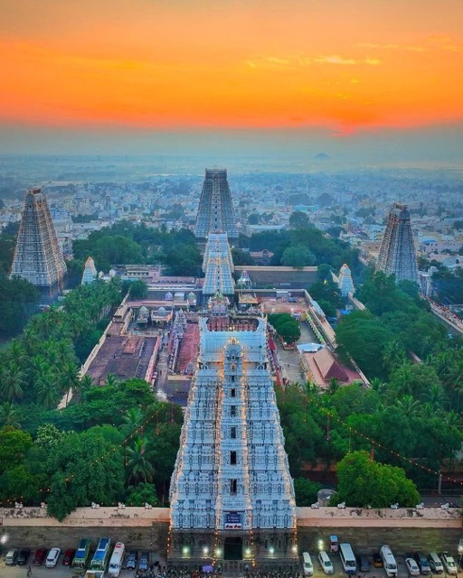 Vue aérienne du temple d'Arunachaleswarar au coucher du soleil