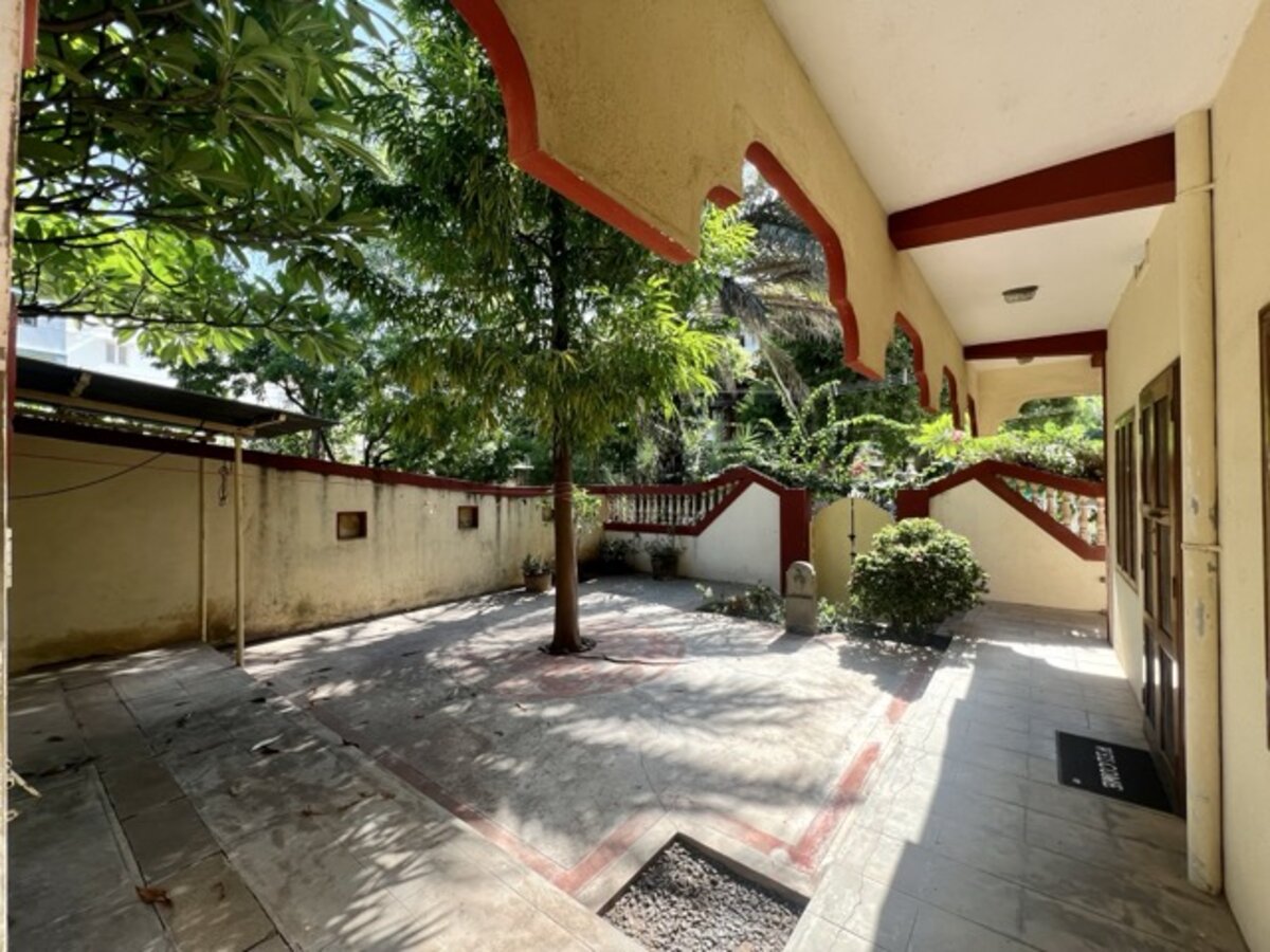 Triveni 2 Ashram — courtyard
